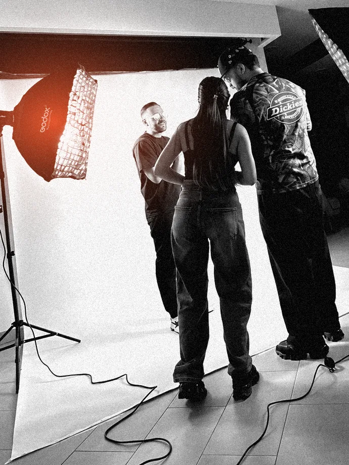il nostro set fotografico, con luci e fondale, durante uno shooting
